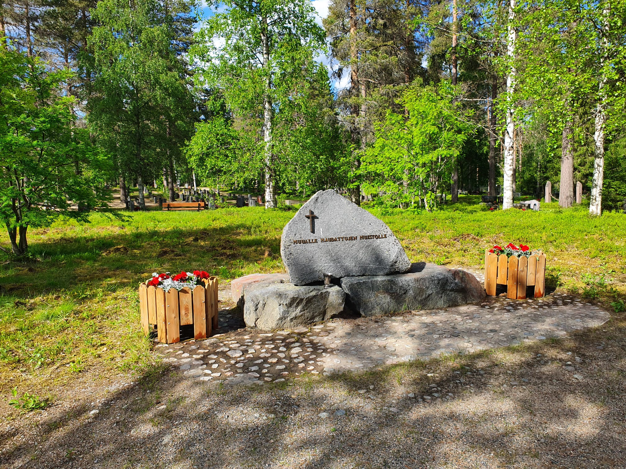 Muualle haudattujen muistomerkki