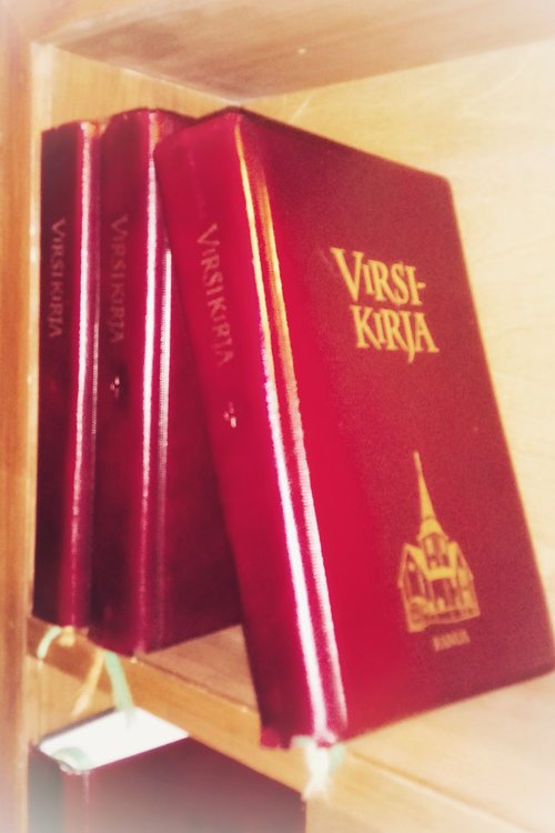 Virsikirjat hyllyssä