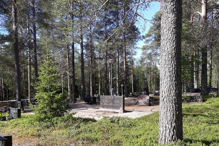 Kirkonkylän hautausmaan haravointitalkoot Kirkonkylän hautausmaan haravointitalkoot